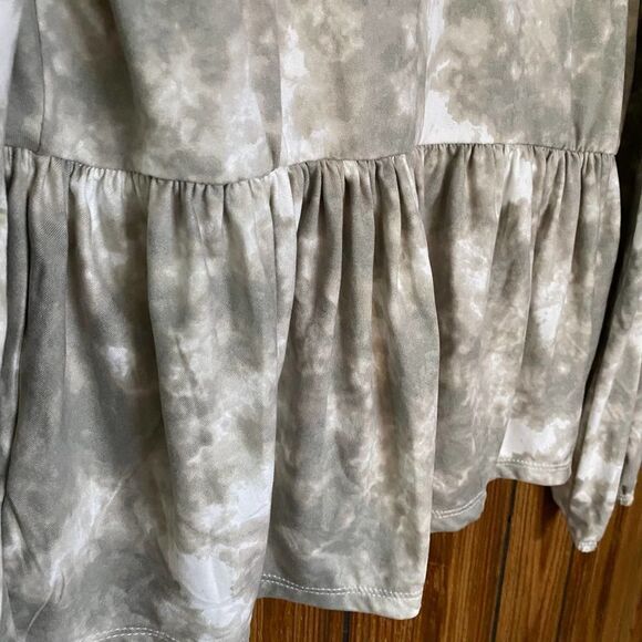 MOD Lusive Long Cuff Sleeve Tie Dye Peplum V-Neck Top Medium Blouse Green Gray - Picture 10 of 11